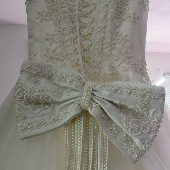 Vintage, White Sleeveless Wedding Gown with beaded bodice and full tulle skirt - Picture 5 of 13